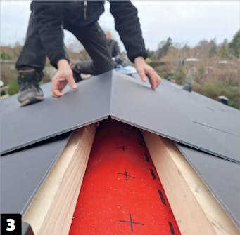 Tag med indbygget solceller: Rygningspladerne trykkes let på plads Tag med indbygget solceller: Rygningspladerne trykkes let på plads